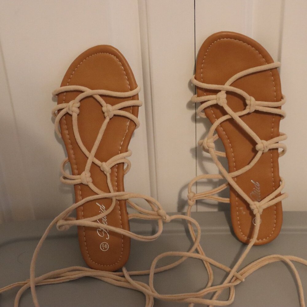 Heltid Womens casual open toe lace up gladiator flat sandals Taupe size 9.5